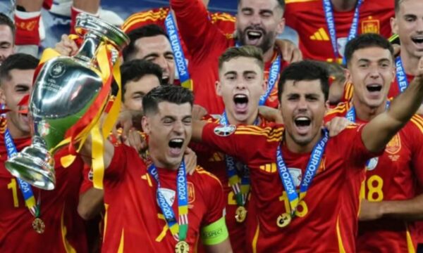 UEFA i dënon dy yje të Spanjës për thirrjet e tyre gjatë festimeve