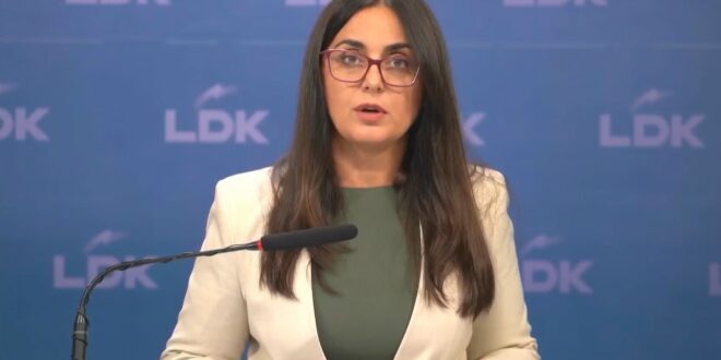 Jehona Lushaku: Në vend që të diskutohet për cilësinë e arsimit, pushteti krenohet me hapjen e aplikimit për subvencionim të teksteve