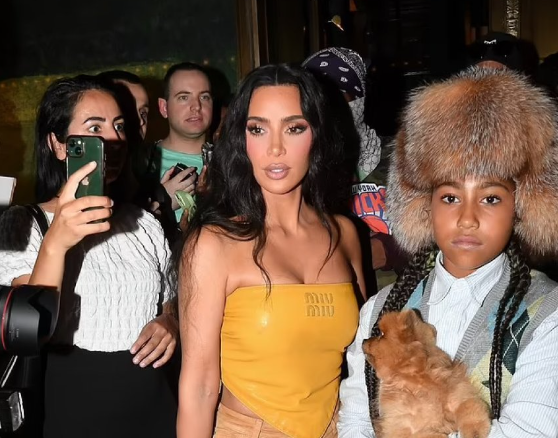 Kim Kardashian duket atraktive në të zeza në New York, ndërsa shoqërohet nga vajza e saj dhe qeni i tyre Sushi