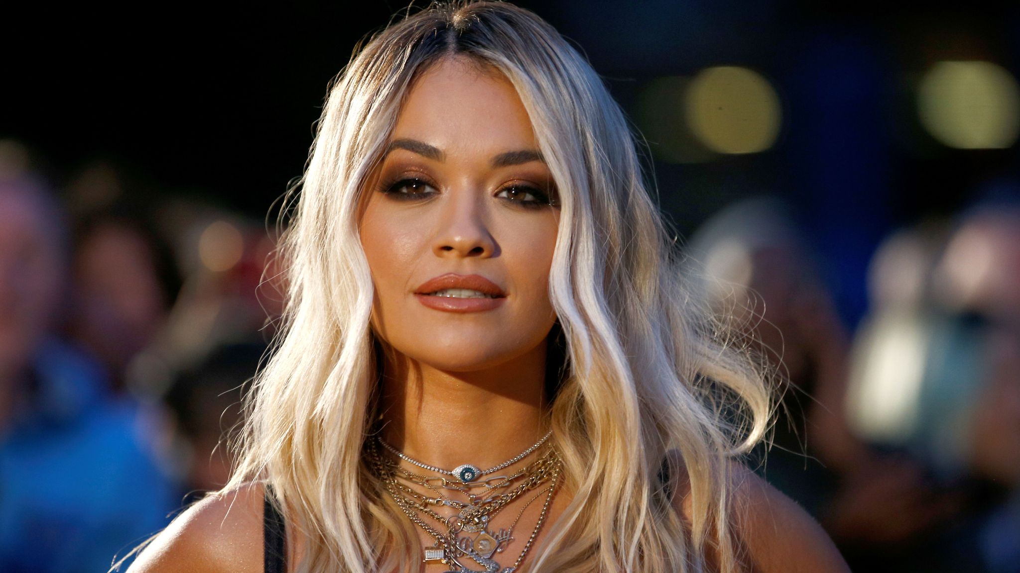 Rita Ora i “ngrit” temperaturat me fotot e fundit, shfaq të pasmet në bikini