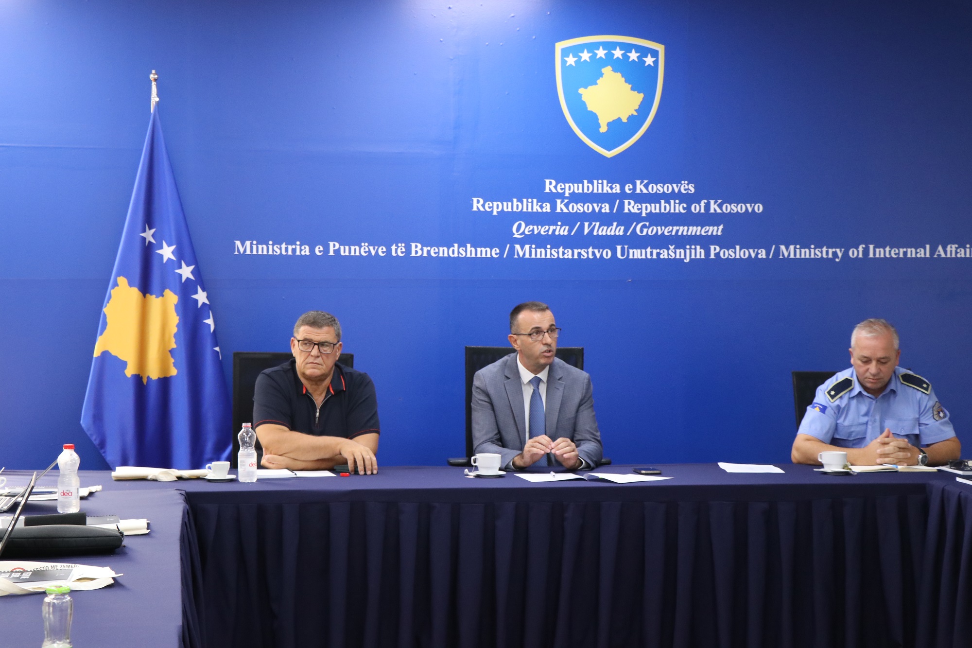 Rriten raportimet e qytetarëve për të shtënat me armë në ahengje