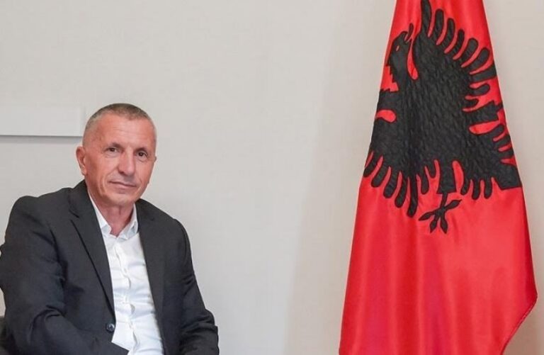 Kamberi dorëzon kërkesë për pajisjen e Preshevës me targa të veta të regjistrimit