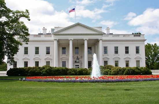 “Brenda gjashtë muajve të këtij viti”, Shtëpia e Bardhë: Trump ndërhyri për t’i dhënë fund përshkallëzimit Kosovë-Serbi
