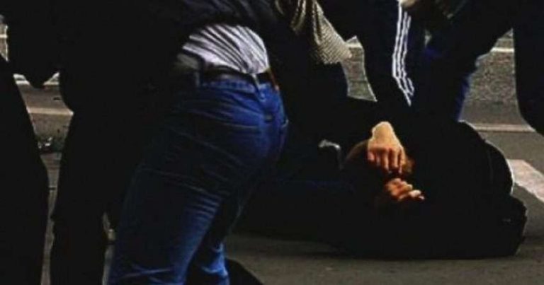 Rrahje në qendër të Suharekës: Një person merr lëndime të rënda, konfiskohet një revole