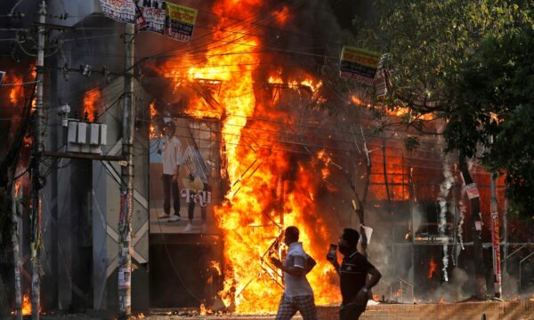 Së paku 50 të vdekur në protestat antiqeveritare në Bangladesh