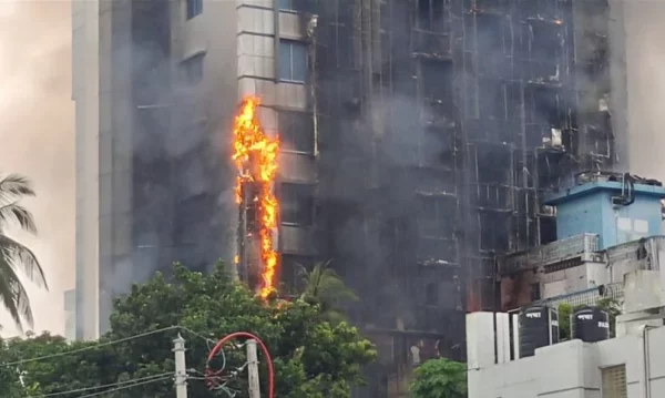 Protestat në Banladesh, 24 të vdekur nga djegia e një hoteli që është i lidhur me partinë e ish-kryeministres