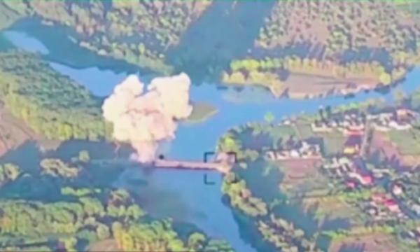 Shkatërrohet një tjetër urë, Ukraina vijon marshimin më thellë për në Rusi