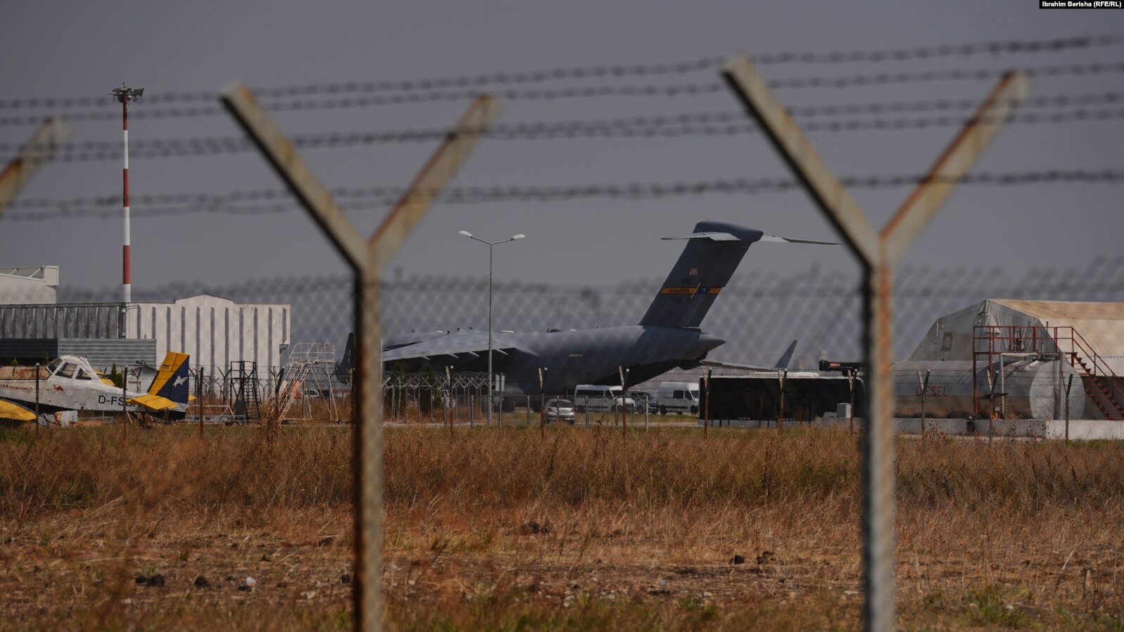 REL: Aeroplani me të cilin besohet se ka udhëtuar në rajon shefi i CIA-s shihet në Aeroportin e Prishtinës