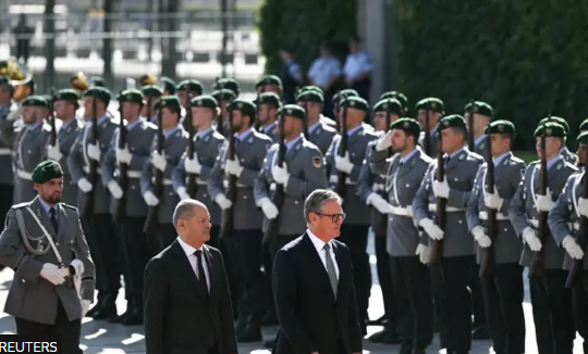 Starmer arrin në Gjermani, i shpreh ngushëllime popullit gjerman për sulmin në Solingen