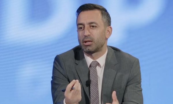 Dimal Basha e përdor një raport për t’i goditur mediat, thotë se po i ndihmojnë Serbisë e Rusisë  për të keqinformuar