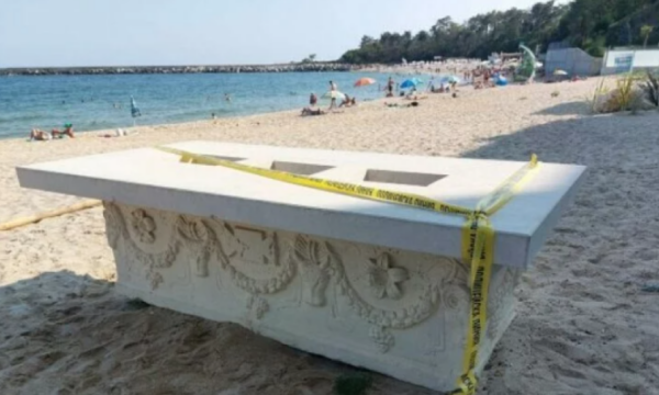 E pabesueshme: Bullgarët përdorën një sarkofag të lashtë romak si tavolinë në një kafene plazhi