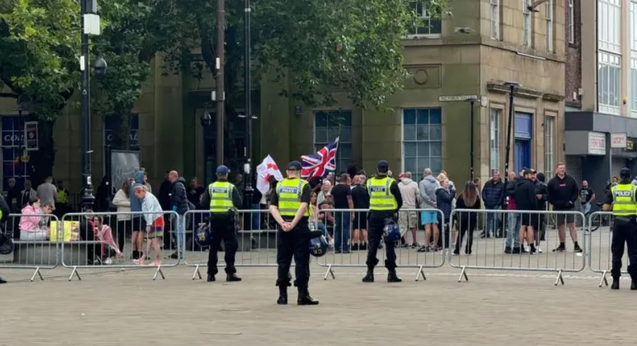 Demonstratat e dhunshme, kryeministri britanik akuza ekstremit të djathtë: Janë banditë