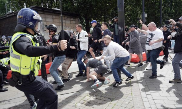 Dhjetra arrestime në Britani në protesta të dhunshme pas vrasjes së tre vajzave