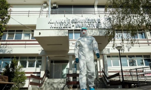 Vdesin dy pacientë në Infektive, pos sëmundjeve kronike ishin të prekur edhe nga COVID-19