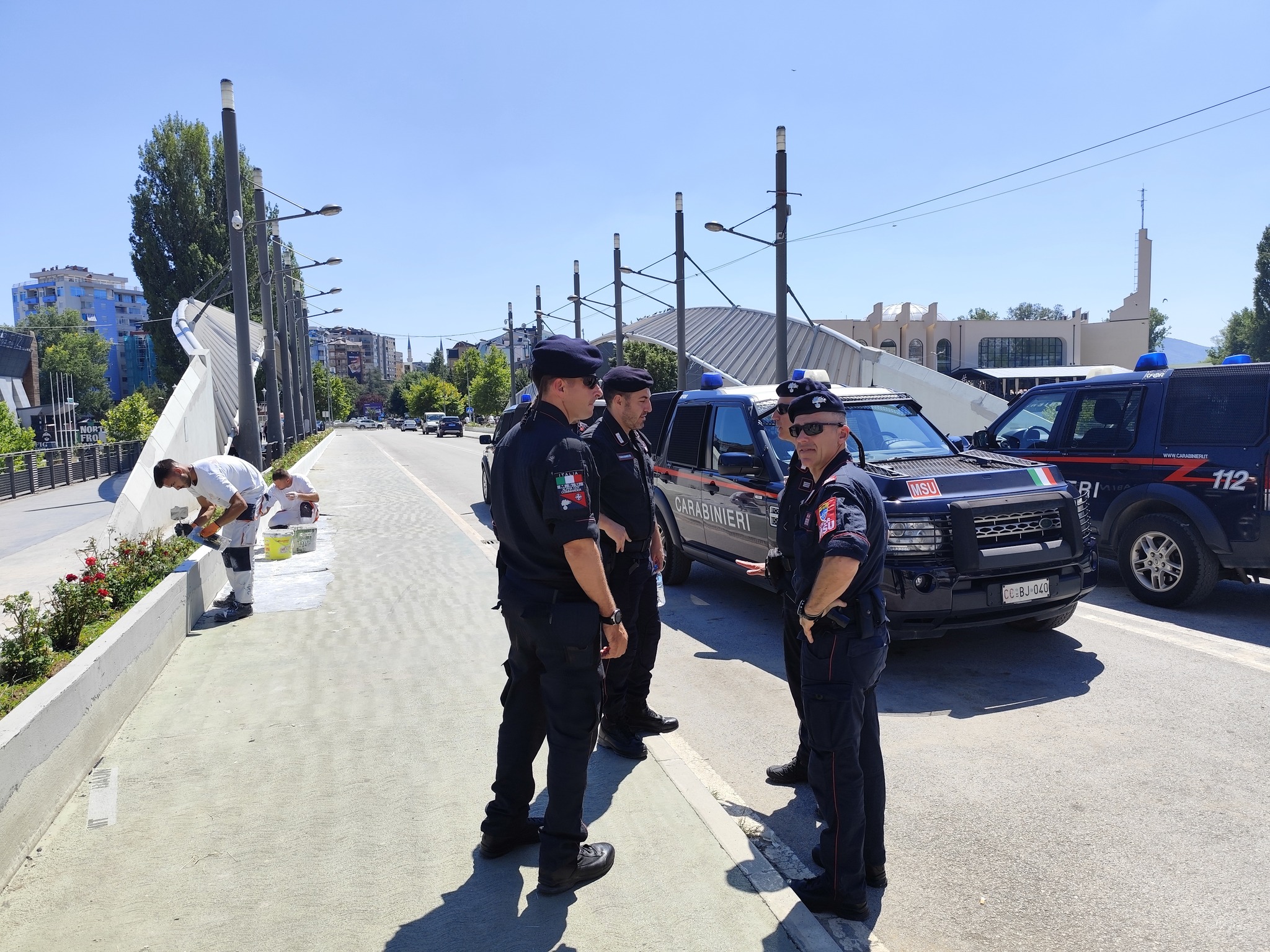 Vazhdojnë punimet mbi urën e Ibrit, KFOR-i e shton praninë aty