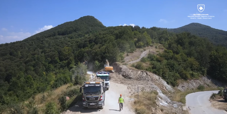 Kurti publikon pamje nga punimet e rugës Prizren-Tetovë: Po lidhim dy qytete historike