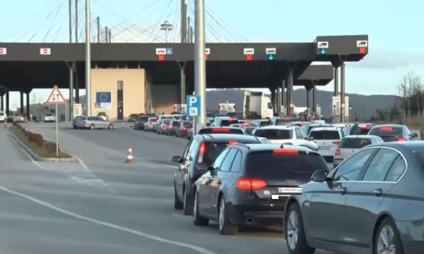 Pritje të gjata në Merdarë për të dalë nga Kosova