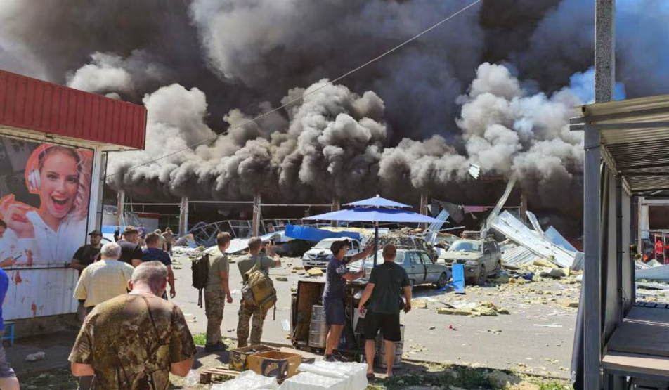 Zyrtarët ukrainas: Së paku 10 të vrarë nga një sulm rus në supermarket