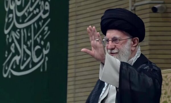 “Hezbollahu nuk do gjunjëzohet”. Ali Khamenei: SHBA qëndron pas sulmeve në Liban