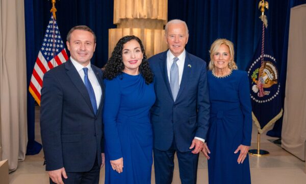 Osmani publikon foto me Presidentin Biden dhe Zonjën e Parë të ShBA’së: Aleancë që qëndron në themelet e shtetit tonë