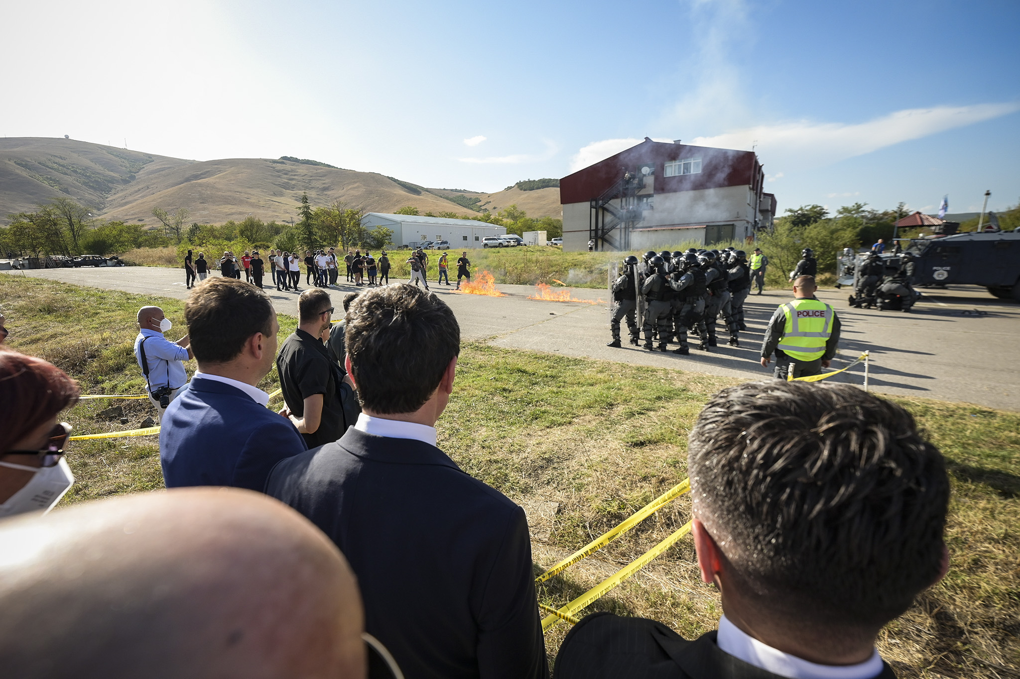 Kurti ndjek nga afër demonstrimin e përgatitjeve dhe aftësive të njësive elite të Policisë, thurr lavde