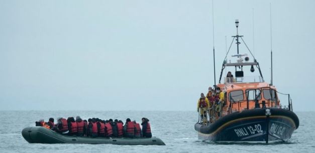 Përmbyset varka me emigrantë në Kanalin Anglez, policia nis operacionet e shpëtimit