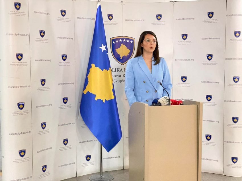 “Pse vlerësime dhe jo veprime?” – Deputetja e VV-së kritikon “politikat e vjetra” për barrikadat në urën e Ibrit