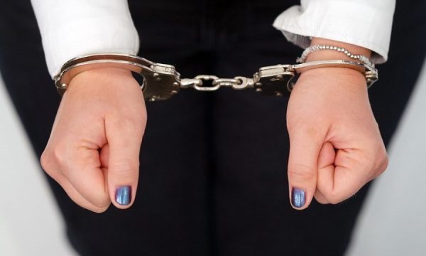 Një grua arrestohet në Istog – mbante fishekë