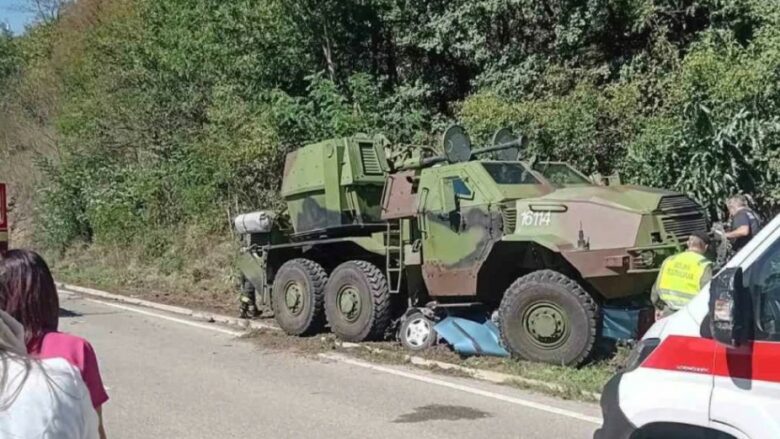 Autoblinda e ushtrisë serbe aksidentohet me një veturë, raportohet për të vdekur