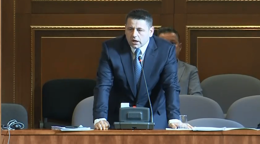 Bekë Berisha: Për katër vite, përveç urës Saradranit, i keni rregulluar edhe mikrofonat në Kuvend, bravo