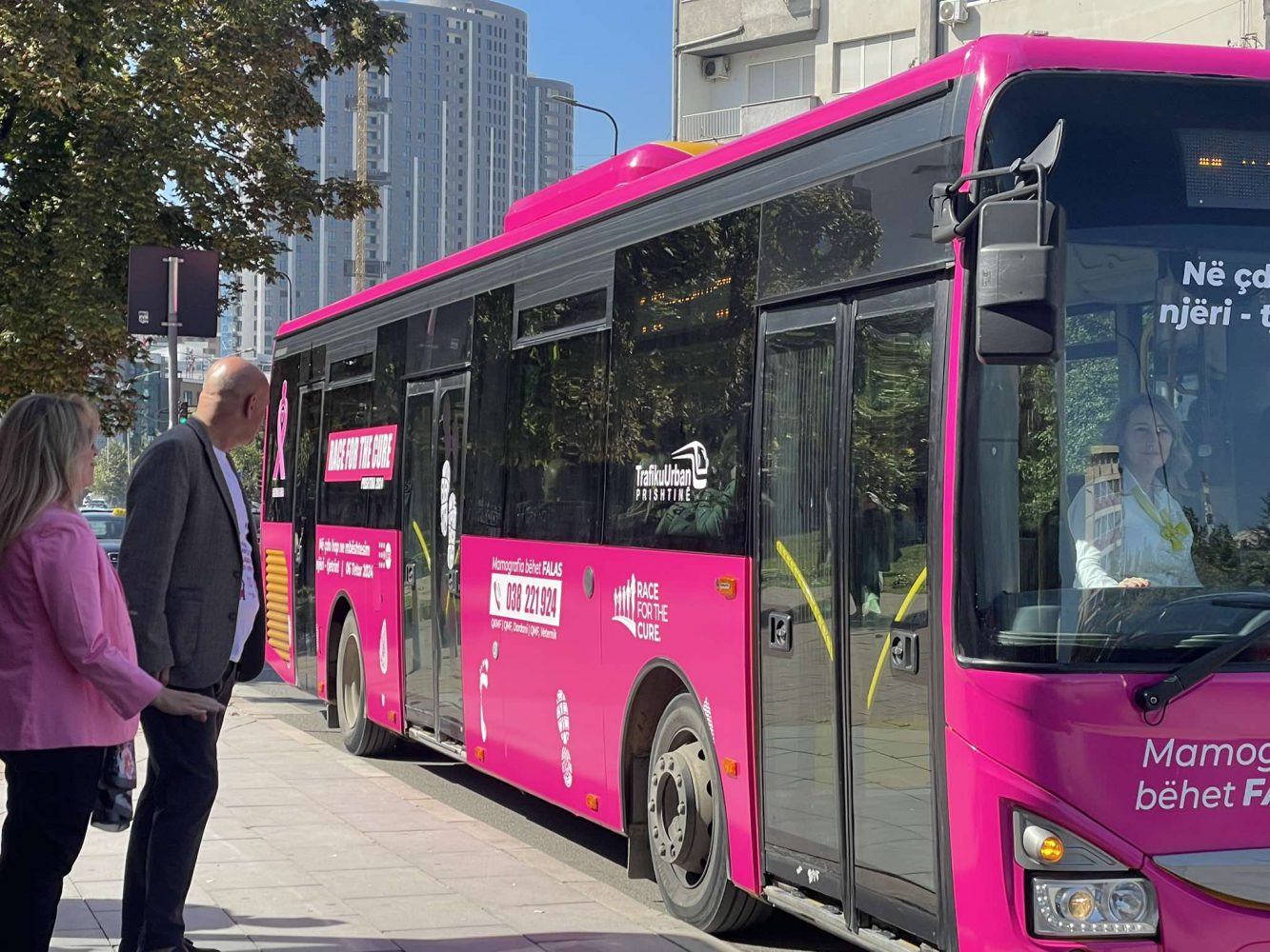 Fushatë vetëdijësuese për kancerin e gjirit – Fillon qarkullimi i autobusit me logon “Race for the Cure Prishtina 2024”