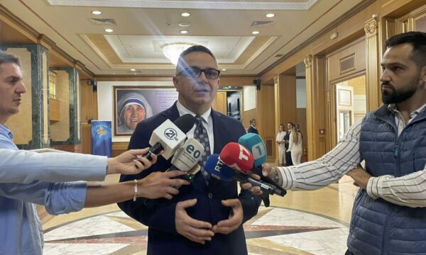 Tahiri: Qeveria e ka sjellë situatën që një ambasador të dërgojë porosi që s’i dërgohet një vendi mik