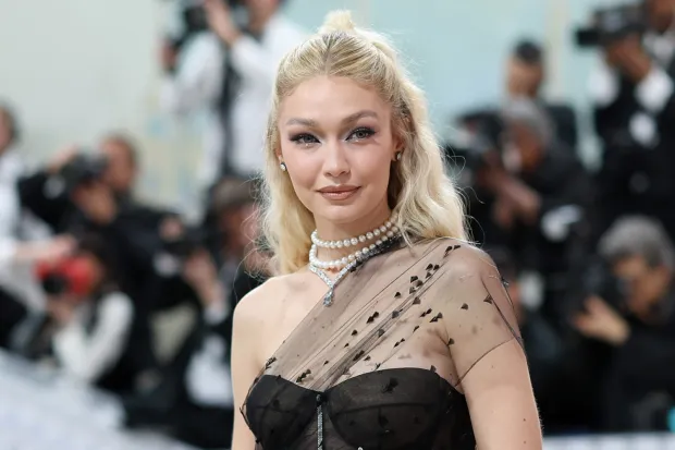 Gigi Hadid “kapet mat” duke u puthur me të dashurin e ri