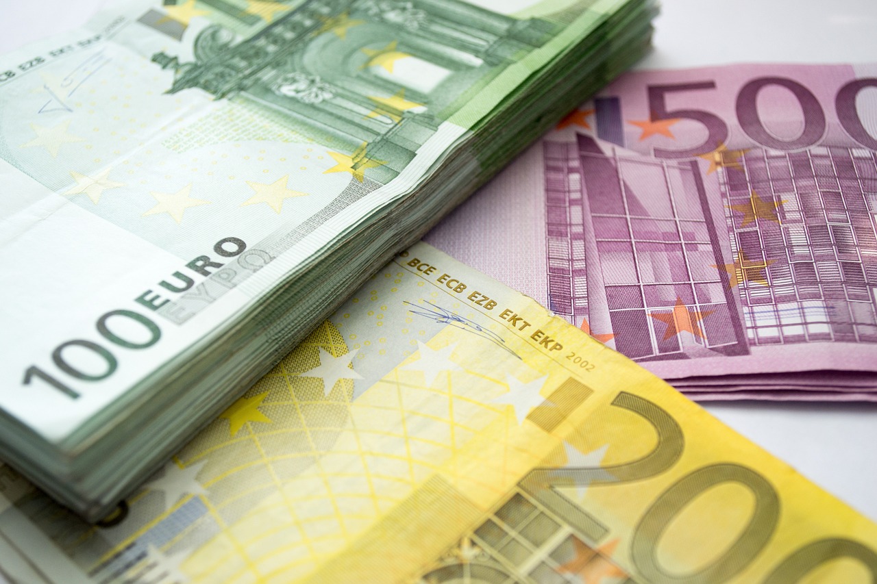 Euro këmbehet për 99,25 lekë, ekspertët: Pas shtatorit mund të ketë tendenca të lehta rritëse
