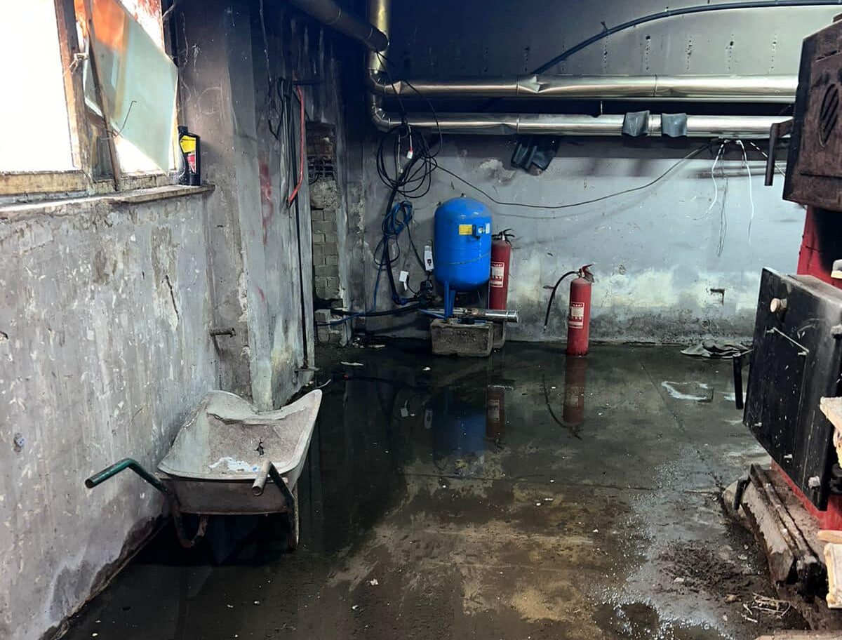 Azemi publikon fotografi: Këto shkolla janë midis Ferizajt, ngjajnë me gërmadha e deponi mbeturinash