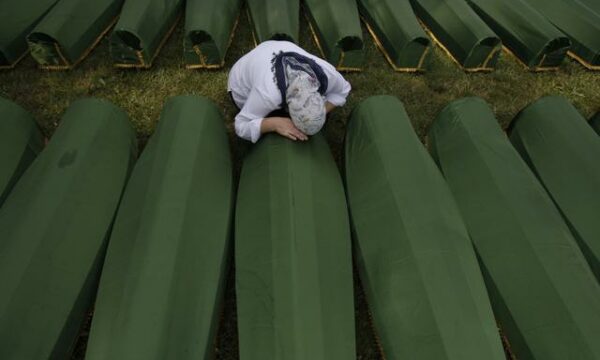 Rastet e mohimit të gjenocidit u rritën këtë vit, gazetat e kontrolluara nga Vuçiq e lidhën Srebrenicën me Kosovën duke e paraqitur Serbin si viktimë