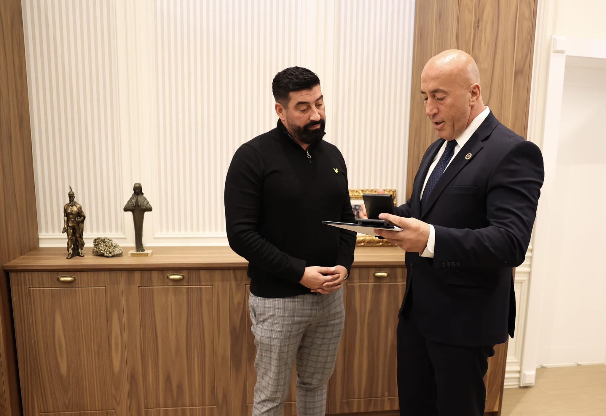 Haradinaj e nderon Medën me medaljen “Me besim në zot, atdhe e shtet”