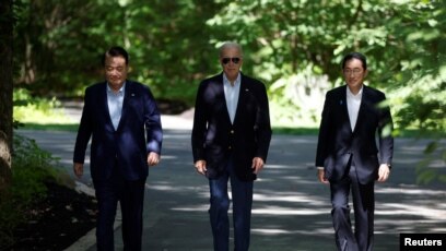 Presidenti Biden dhe kryeministri japonez diskutojnë shqetësimet mbi Detin e Kinës Jugore