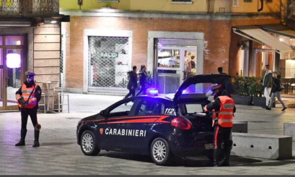 Atentat ndaj dy të rinjve shqiptarë në Itali, breshëri plumbash mbi ‘Audi’