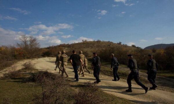 KFOR’i patrullon bashkë me Policinë e Kosovës në pjesën veriore