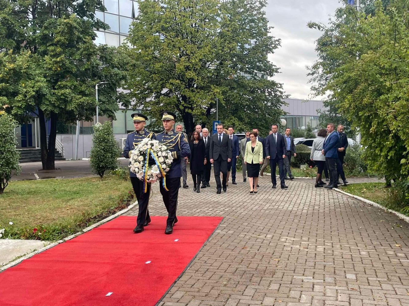 Kurti dhe zëvendës-shefja e ambasadës së SHBA-së nderojnë viktimat e sulmit të 11 Shtatorit, afër i qëndrojnë edhe ministrat