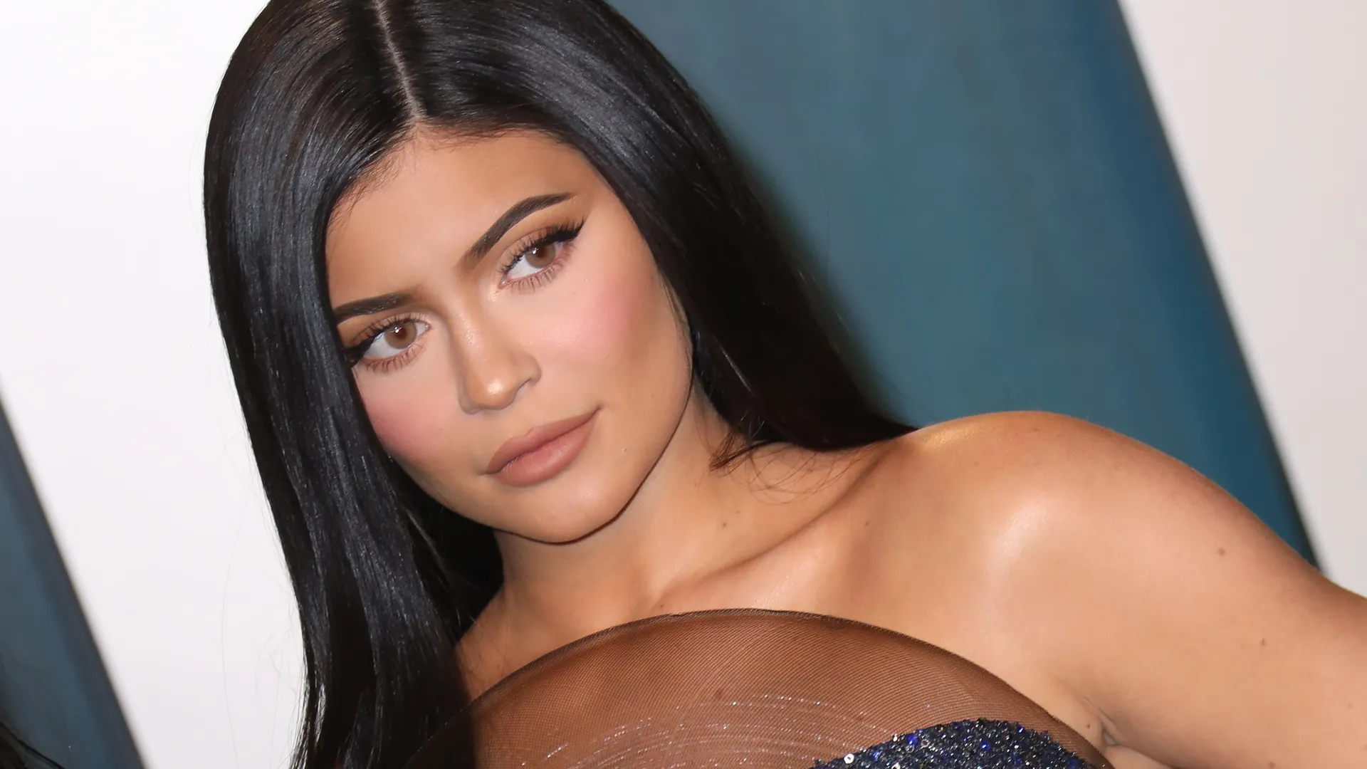 Kylie Jenner nxjerr në pah figurën e saj mahnitëse, në shfaqjen e “Schiaparelli”