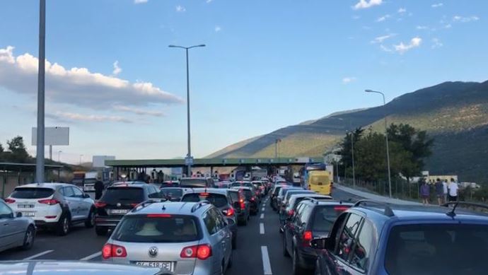 Në pikën e Morinës për 17 ditë hynë mbi 386 mijë persona dhe mbi 250 mijë automjete