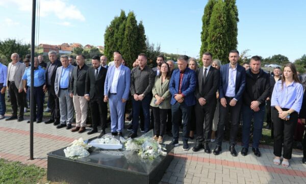 Lladrovci bën homazhe para memorialit të familjes Deliu në 26-vjetorin e masakrës