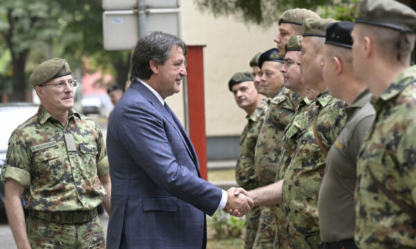 Kthimin e shërbimit të detyrueshëm ushtarak në Serbi, kaq dënohen ata që refuzojnë ose fshihen pas thirrjes për ushtri