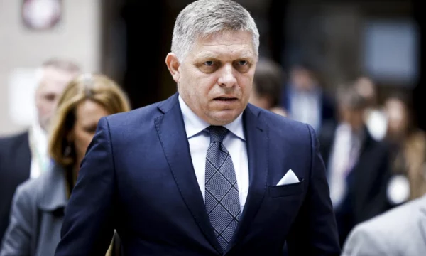 Pas tentimvrasjes në maj, Robert Fico merr një zarf me plumb brenda