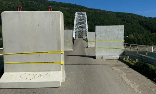 Masat kundër kontrabandës, policia vendos pengesa për kamion tek ura e Bërnjakut