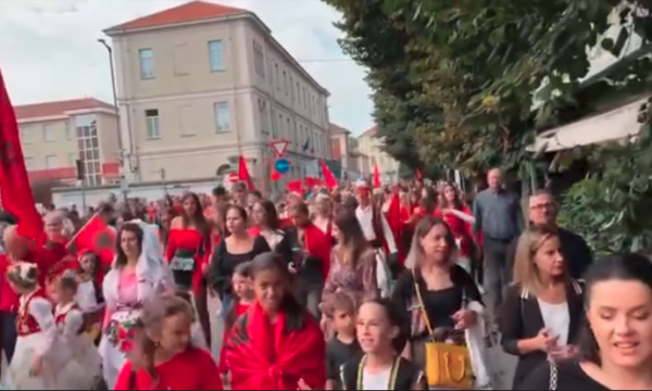 Në Asti të Italisë mbahet një paradë e madhe e shqiptarëve -përkthehet në italisht dhe shpërndahet libri i Bardhyl Mahmutit