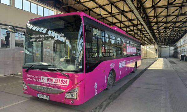 Fushatë vetëdijësuese për kancerin e gjirit – nesër fillon qarkullimi i autobusit me logon “Race for the Cure Prishtina 2024”