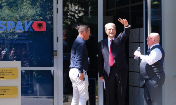 Sali Berisha zyrtarisht i pandehur për korrupsion